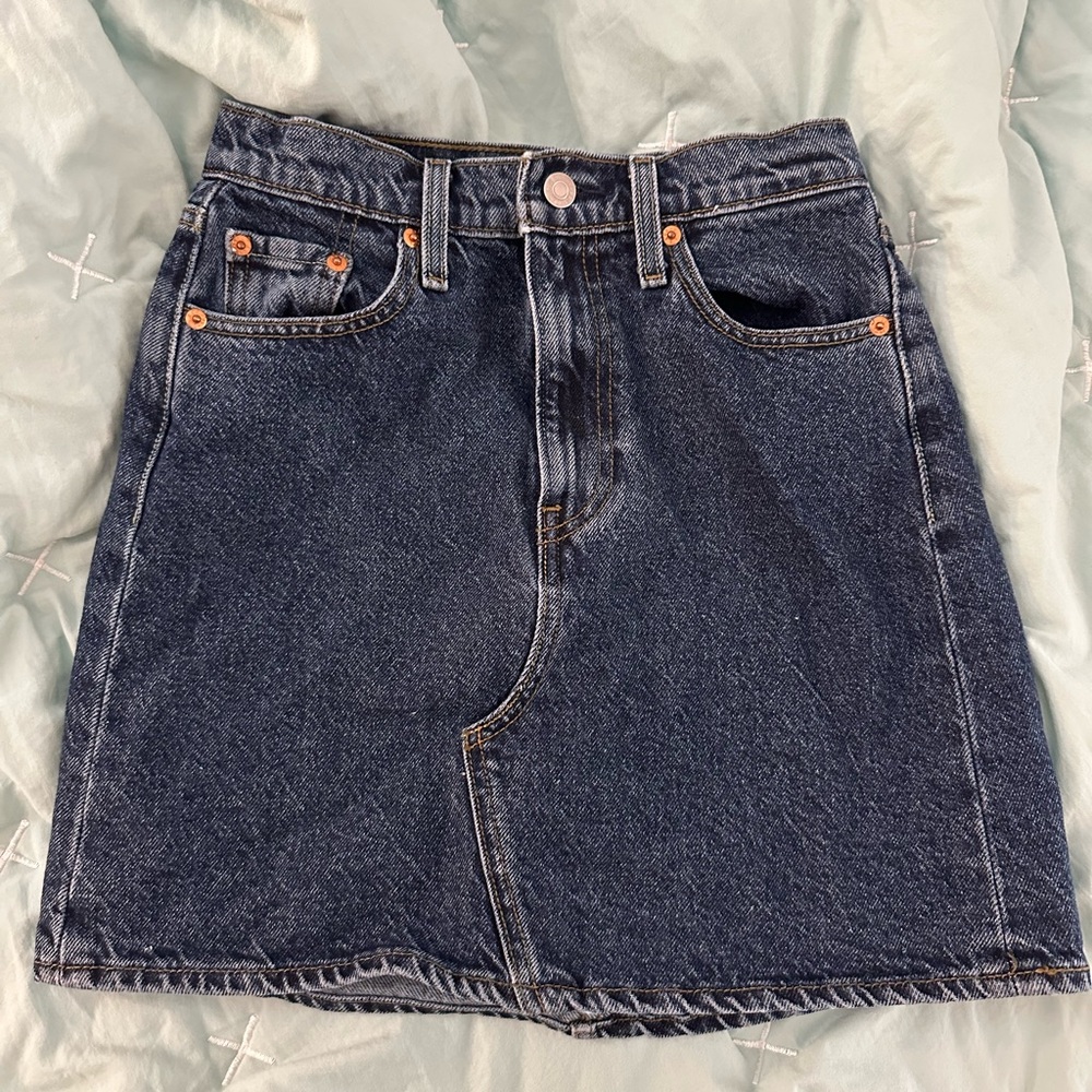 Levi’s Medium-Dark Wash Denim Skirt